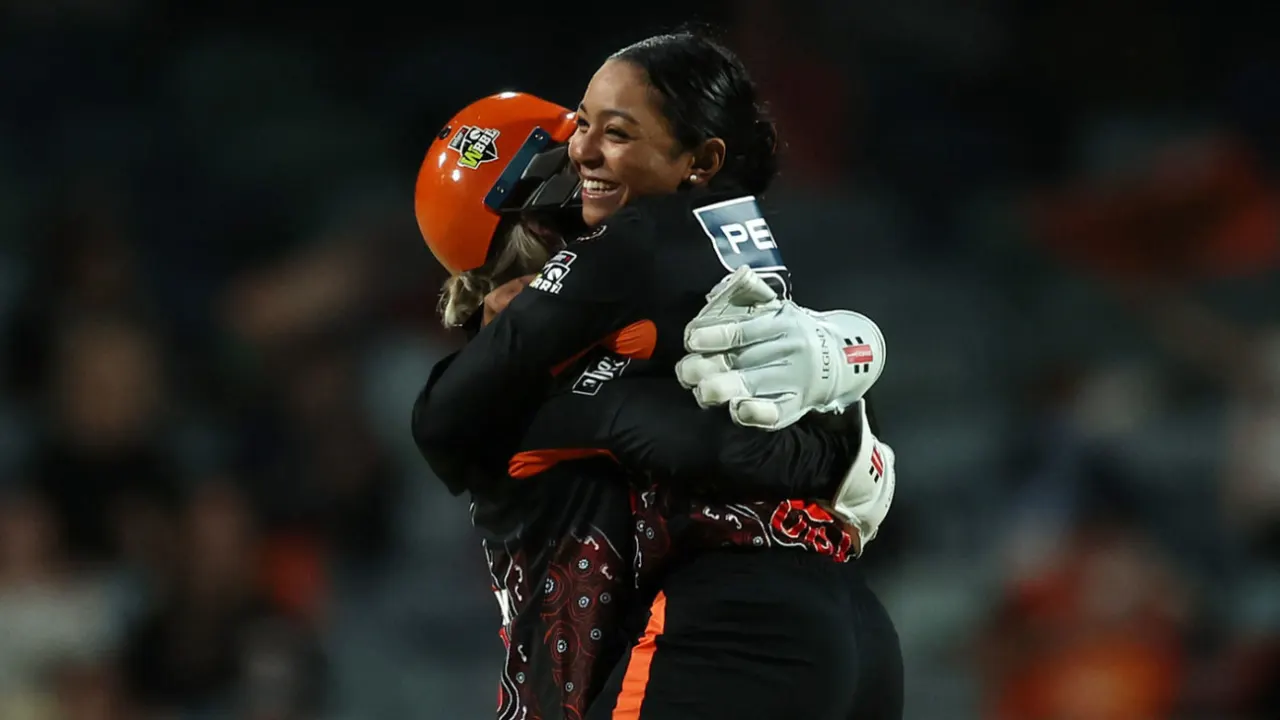 Scorchers Edge Renegades in Thrilling Finale; Thunder Beat Heat with Knight's Match-winning Knock